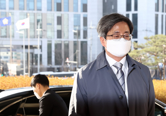 김명수 대법원장, 출근  김명수 대법원장이 23일 오전 서울 서초구 대법원으로 출근하고 있다. 연합